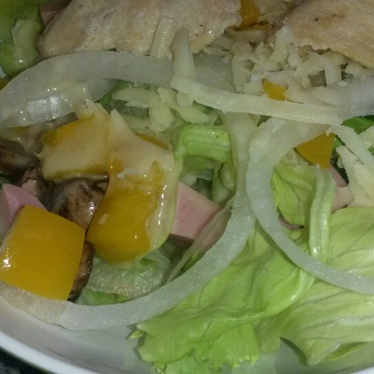 Photo prise au Design Your Salad par Yanine P. le3/15/2014