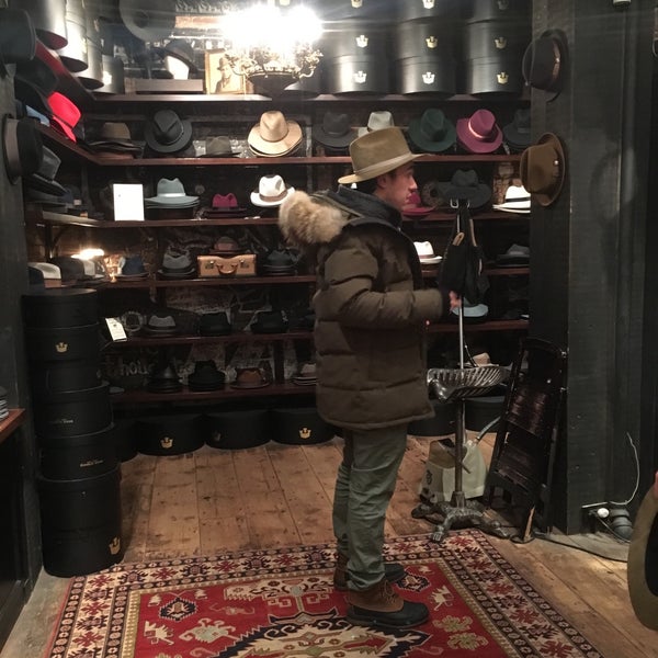 1/22/2016 tarihinde Hanna P.ziyaretçi tarafından Goorin Bros. Hat Shop - West Village'de çekilen fotoğraf