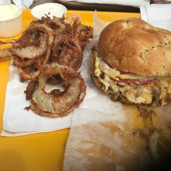 Das Foto wurde bei Krazy Jim&#39;s Blimpy Burger von kelkel am 7/23/2018 aufgenommen