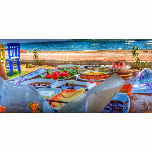 รูปภาพถ่ายที่ Sever Cafe Beach Park โดย Ayşe Gemici K. เมื่อ 8/27/2018