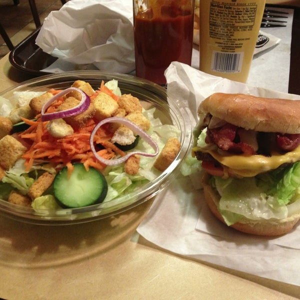 Foto tomada en JCW&#39;s The Burger Boys  por Diana L. el 1/22/2013