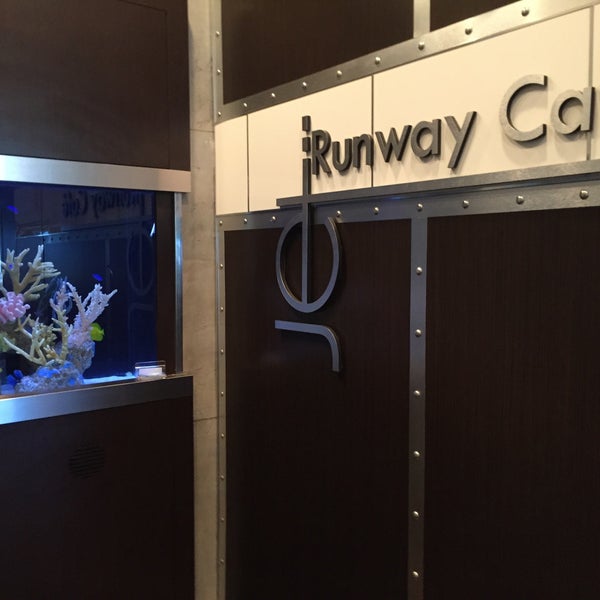Foto diambil di Jet Runway Cafe oleh arstnv pada 8/25/2015