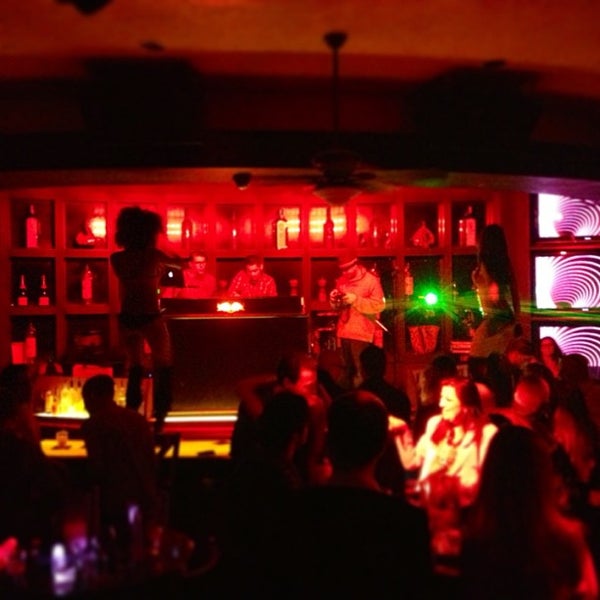 รูปภาพถ่ายที่ Blue Martini Lounge โดย Justin B. เมื่อ 3/9/2013
