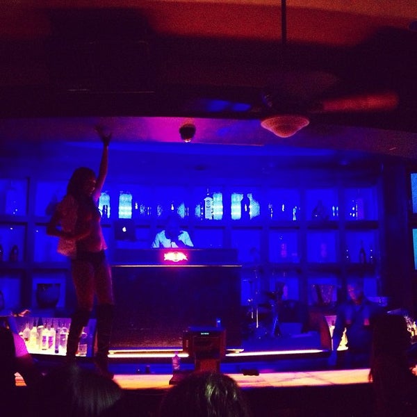 รูปภาพถ่ายที่ Blue Martini Lounge โดย Justin B. เมื่อ 5/11/2013
