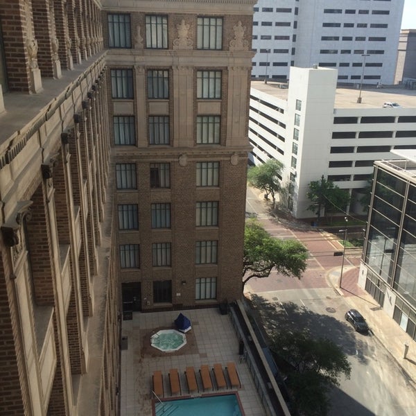 Foto tirada no(a) Residence Inn Houston Downtown/Convention Center por Andy C. em 4/20/2014