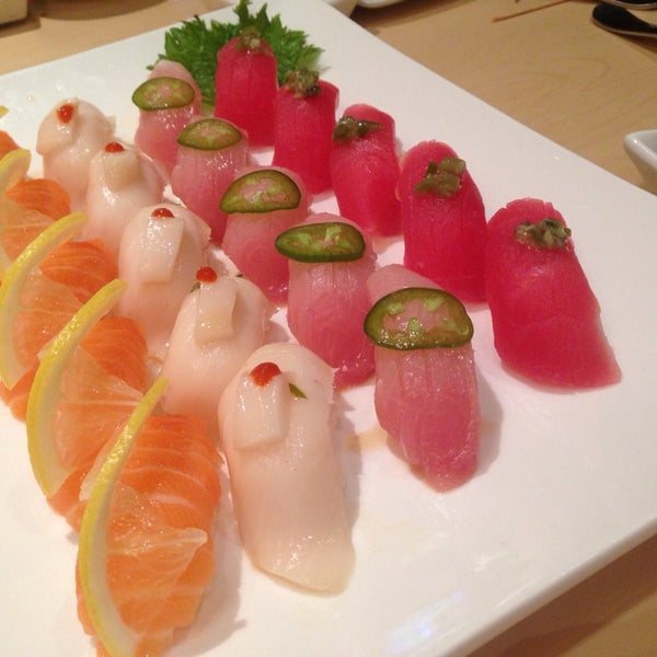 รูปภาพถ่ายที่ Kanji Steak &amp; Sushi โดย Jina P. เมื่อ 4/28/2014