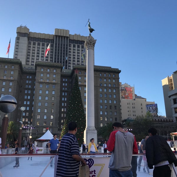 Снимок сделан в Union Square Ice Skating Rink пользователем Tomo🧸 11/13/2016