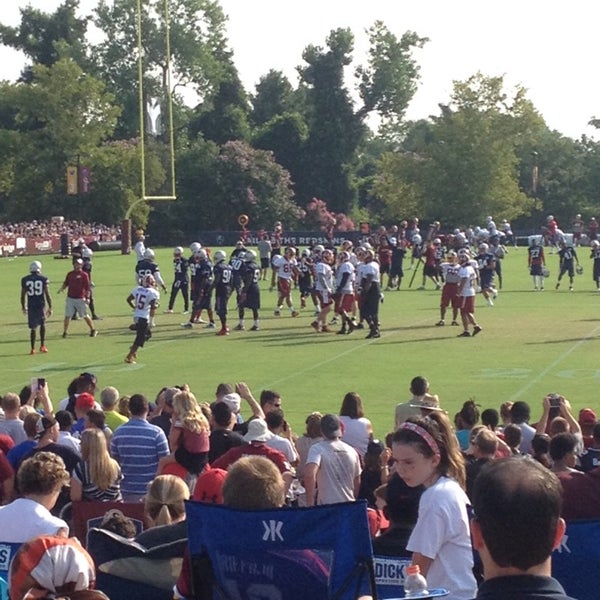 Foto scattata a Bon Secours Washington Redskins Training Center da Shannan C. il 8/6/2014