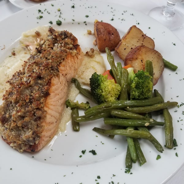 Salmon with almond crust on bed of cauliflower puree is quite nice, and the lamb shank. Brick oven pizza is so so. This is a classic old Irvington place, nice view, bit dated.