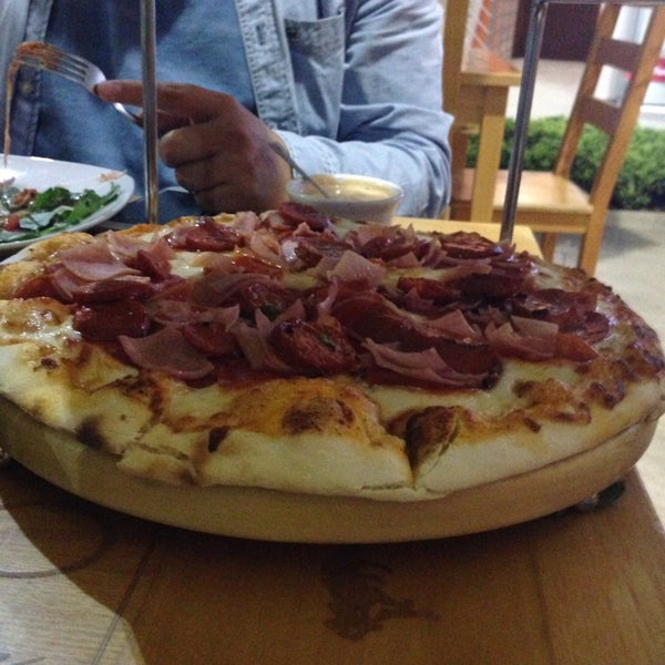 Снимок сделан в Margherita Pizza &amp; Vino пользователем Joel C. 8/21/2015