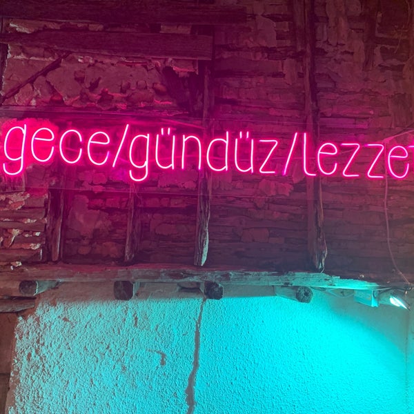 รูปภาพถ่ายที่ Pell&#39;s Gece/Gündüz/Lezzet โดย Mursel T. เมื่อ 6/30/2023