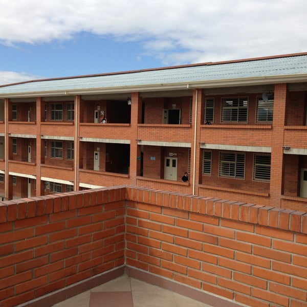 por ejemplo Enfriarse Mirar furtivamente Unidad Educativa La Inmaculada - Elementary School in Cuenca