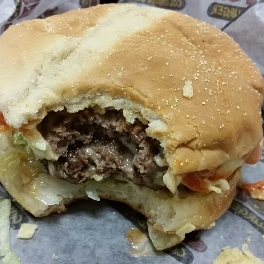 Снимок сделан в Junior Colombian Burger - South Trail Circle пользователем Doug G. 7/11/2014