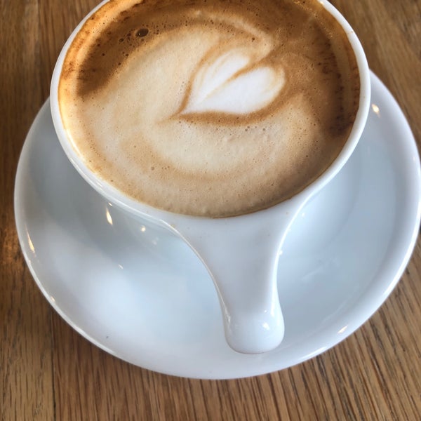 Foto tomada en Coffee Shark Espresso &amp; Pints  por Giovana M. el 3/31/2019
