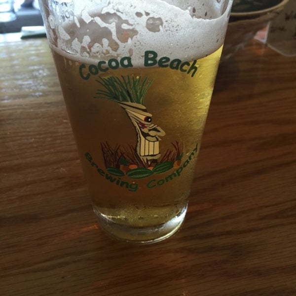 Foto tirada no(a) Cocoa Beach Brewing Company por Joe B. em 5/9/2015