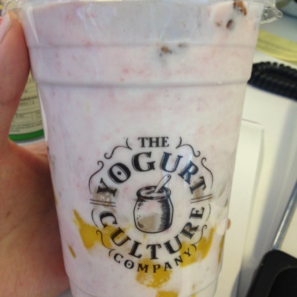 รูปภาพถ่ายที่ Yogurt Culture Company โดย Erica L. เมื่อ 6/20/2013