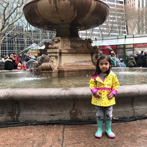 Foto scattata a The Holiday Shops at Bryant Park da Shih-ching T. il 12/24/2018
