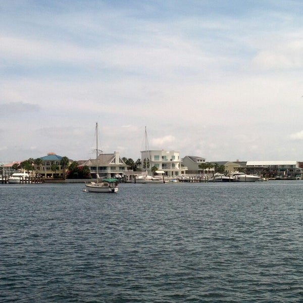 รูปภาพถ่ายที่ Harbor Docks โดย Steve H. เมื่อ 5/26/2013