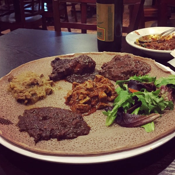 11/7/2014 tarihinde Rosieziyaretçi tarafından Walia Ethiopian Cuisine'de çekilen fotoğraf
