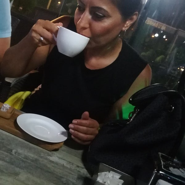 Das Foto wurde bei Ab&#39;u Bahreyn Nargile Cafe von Zhr ☯. am 7/21/2019 aufgenommen