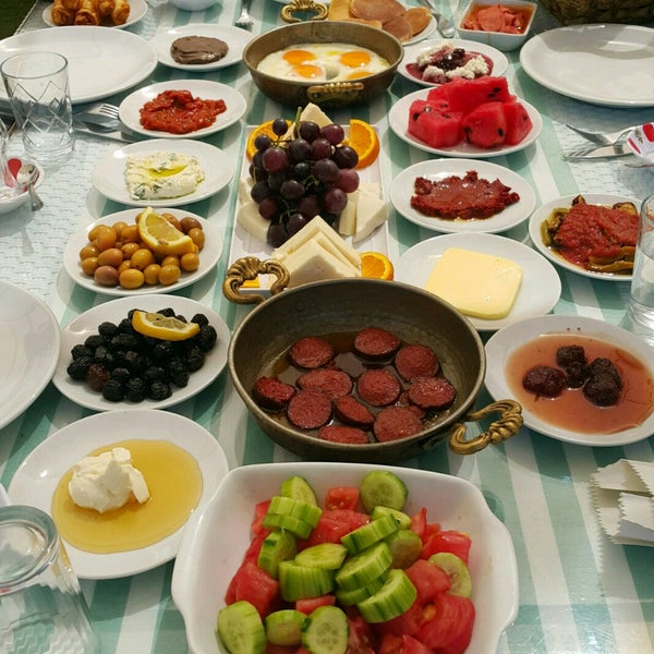 Foto diambil di Saklıgöl Restaurant &amp; Cafe oleh 🐞 pada 8/12/2021