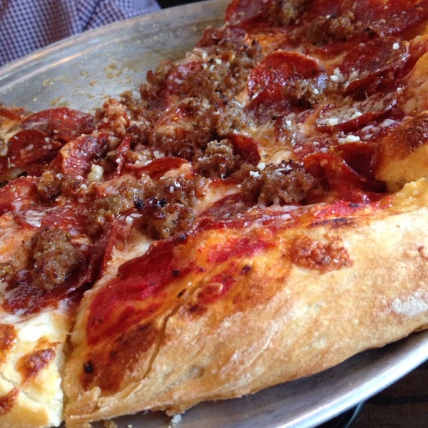 รูปภาพถ่ายที่ Patxi&#39;s Pizza โดย Jordan F. เมื่อ 5/30/2014