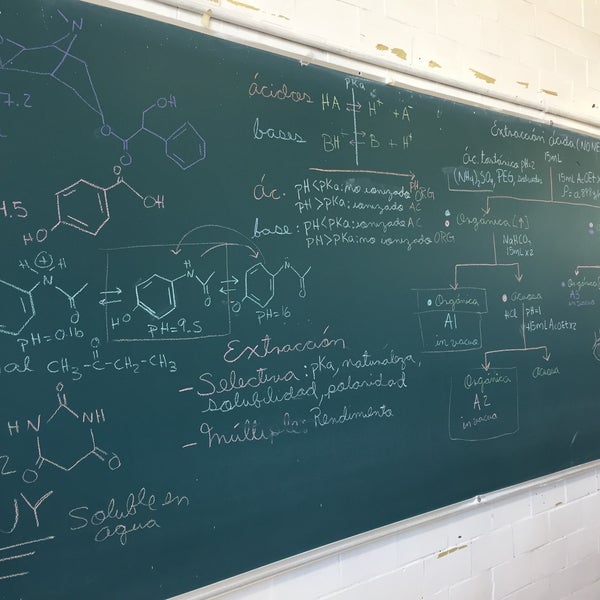 รูปภาพถ่ายที่ Facultad de Química โดย Alejandra Q. เมื่อ 2/7/2017