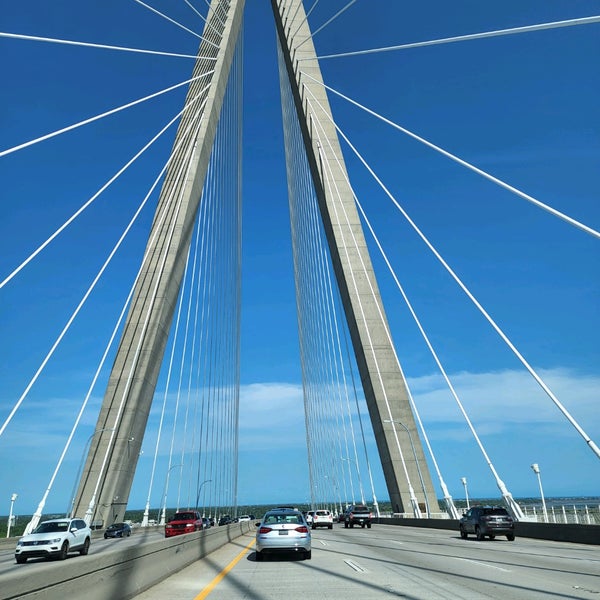 Foto tirada no(a) Arthur Ravenel Jr. Bridge por Victoria D. em 4/24/2022