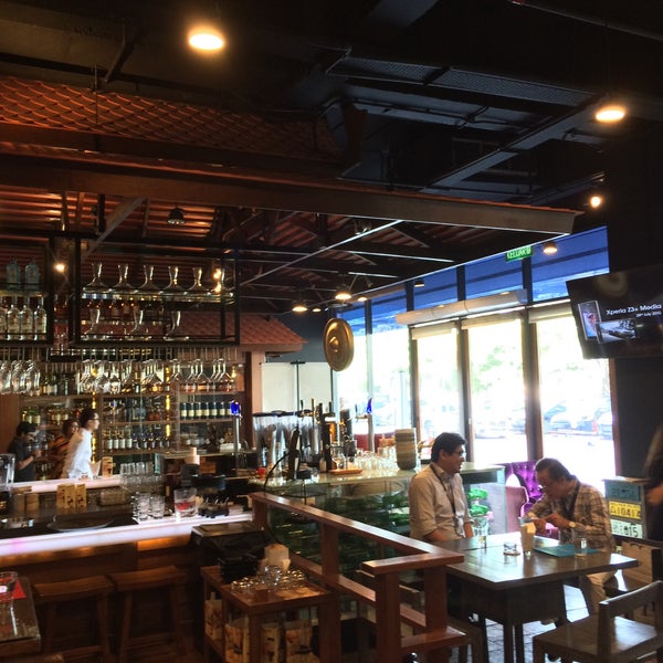 Foto diambil di Barn Thai Restaurant &amp; Bar oleh Andre C. pada 7/28/2015