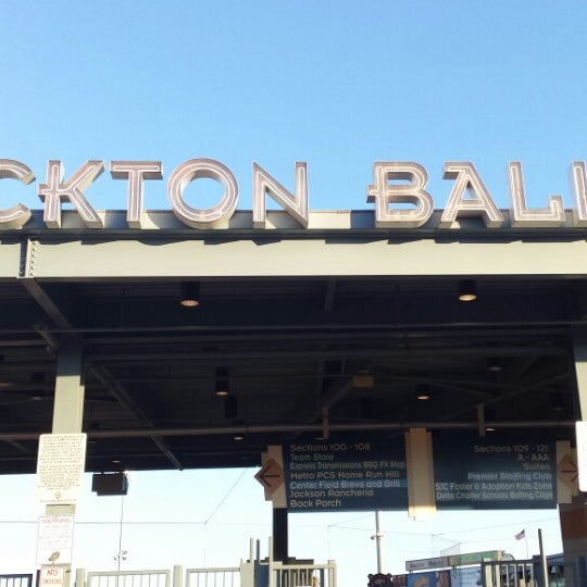 Foto tirada no(a) Stockton Ballpark por Atomik B. em 7/4/2014
