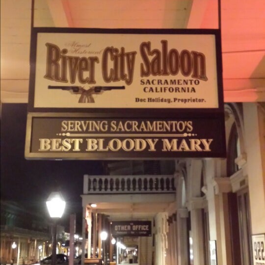 รูปภาพถ่ายที่ River City Saloon โดย Atomik B. เมื่อ 8/13/2014
