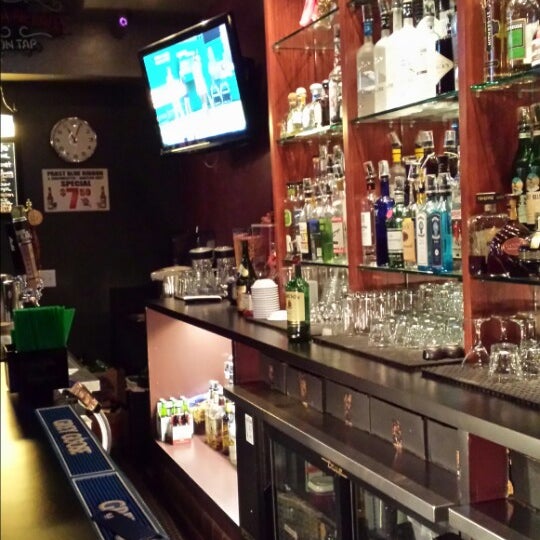 รูปภาพถ่ายที่ Grasslands Bar &amp; Lounge โดย Atomik B. เมื่อ 6/24/2014