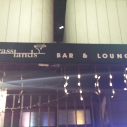 รูปภาพถ่ายที่ Grasslands Bar &amp; Lounge โดย Atomik B. เมื่อ 6/29/2014