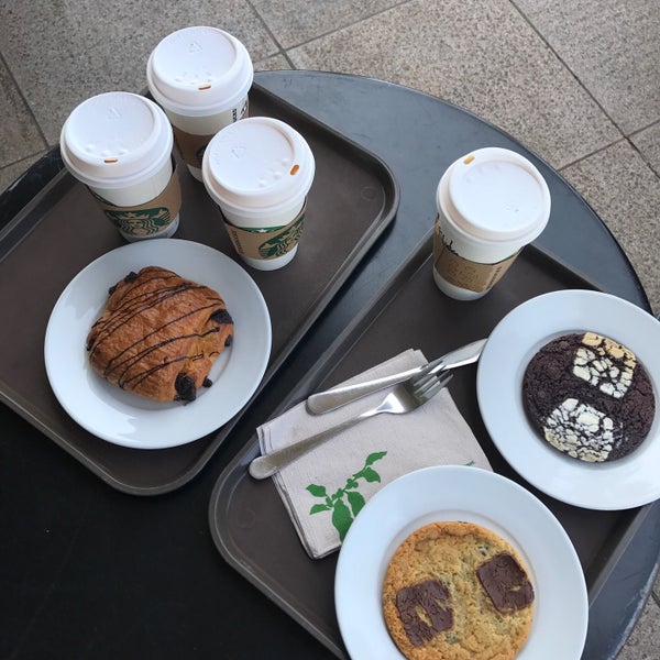 รูปภาพถ่ายที่ Starbucks โดย Farideh A. เมื่อ 3/31/2017