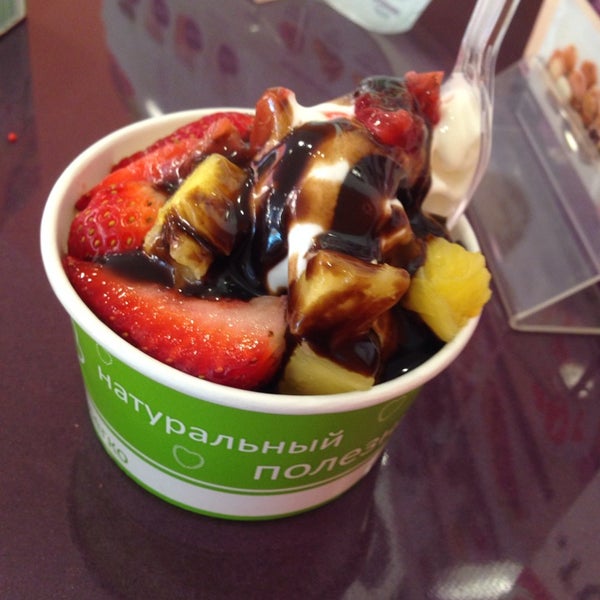Снимок сделан в YOGU кафе, натуральный замороженный йогурт пользователем Lara S. 4/27/2014