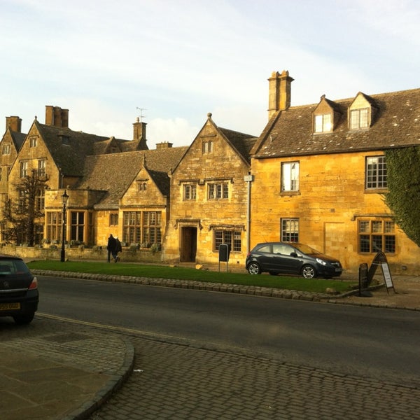 Broadway High Street Road in Broadway