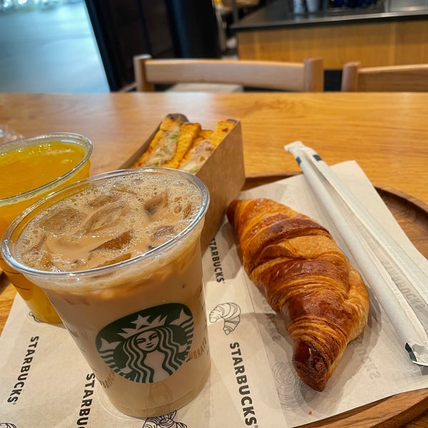 Starbucks Diagonal Mar i el Front Maritim del Poblenou Avinguda