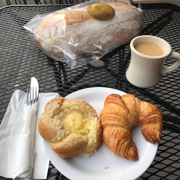 8/29/2017 tarihinde Edward M.ziyaretçi tarafından Fleur De Lis Bakery &amp; Cafe'de çekilen fotoğraf