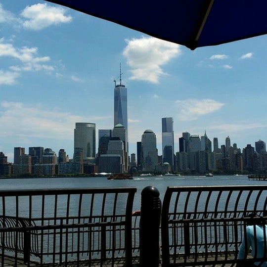 Foto diambil di Henry&#39;s On The Hudson oleh Ken S. pada 8/6/2013