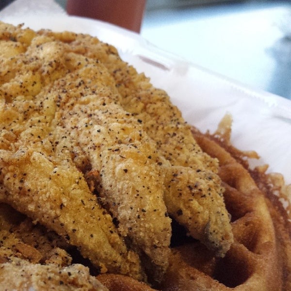 รูปภาพถ่ายที่ Doug E&#39;s Chicken &amp; Waffles โดย Foodster F. เมื่อ 2/22/2014