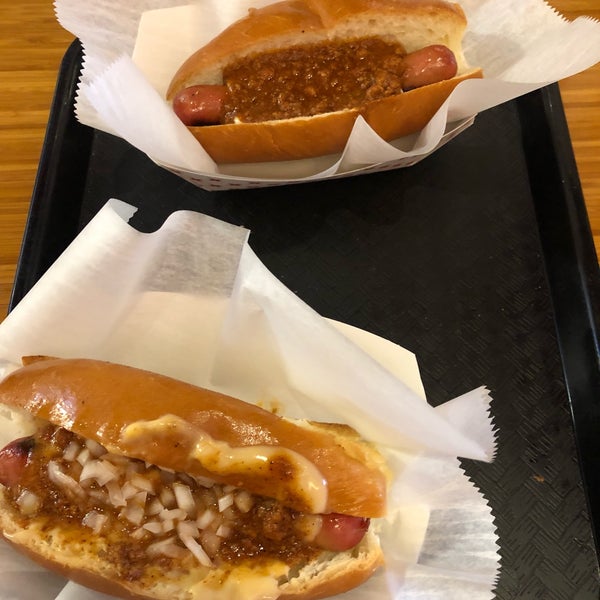 รูปภาพถ่ายที่ Haute Dogs &amp; Fries Restaurant โดย Amy เมื่อ 7/15/2019