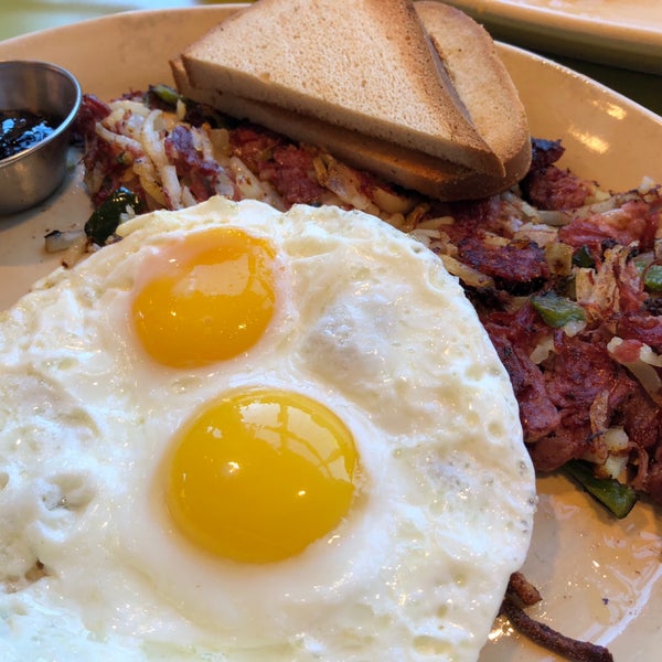 Photo taken at Snooze, an A.M. Eatery by Fernando C. on 10/12/2018