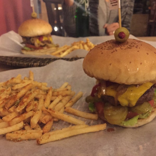 Foto tirada no(a) Karnivora Steak &amp; Burger House por Hande T. em 3/6/2015