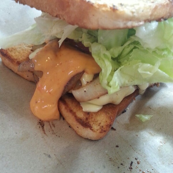 Foto scattata a Bomber&#39;s Burger da Lynda N. il 10/15/2013
