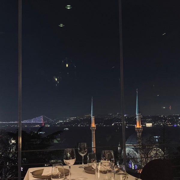 Foto diambil di Topaz Restaurant oleh Eda Y. pada 12/29/2022