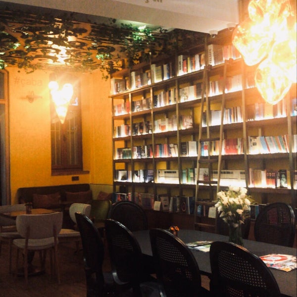 7/23/2020 tarihinde Eda Y.ziyaretçi tarafından Hypatia İstanbul Kitabevi &amp; Cafe'de çekilen fotoğraf