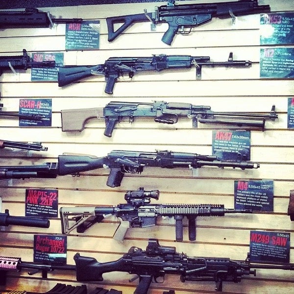 Foto diambil di Discount Firearms &amp; Ammo oleh Victor D. pada 2/17/2014