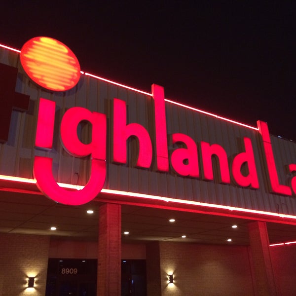 รูปภาพถ่ายที่ Highland Lanes โดย Sam เมื่อ 4/4/2015