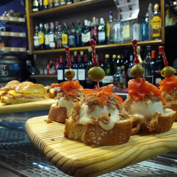 Das Foto wurde bei Restaurante El Castillo von Santillana d. am 9/30/2014 aufgenommen