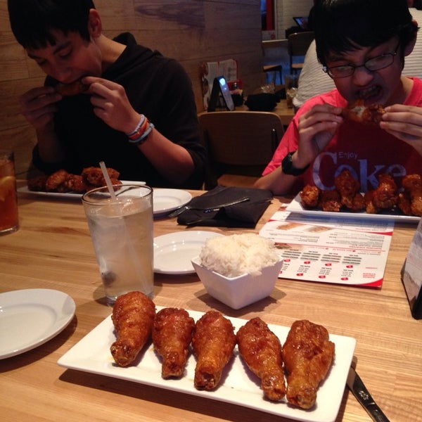 2/23/2014にAdoralee M.がBonchon Chickenで撮った写真